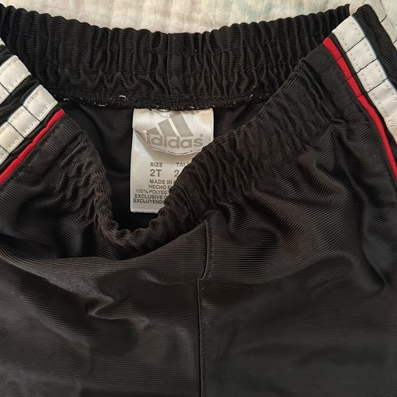 Adidas set size 2t. Black, white & red zip up jacket & matching shorts - Picture 8 of 8